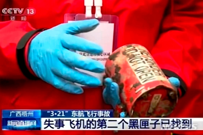 중국 현지시간으로 27일, 한 수색대원이 회수된 동방항공 사고 여객기 블랙박스를 들고 있다.
