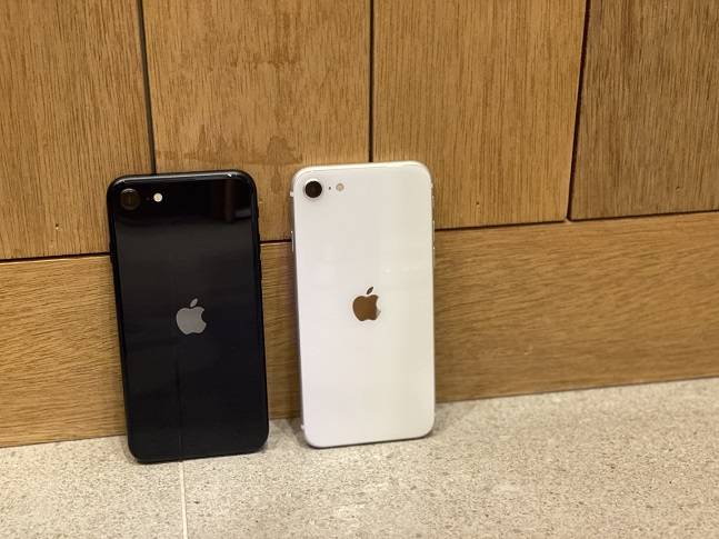 아이폰SE 3세대(왼쪽)와 2세대 /사진=백유진 기자 byj@