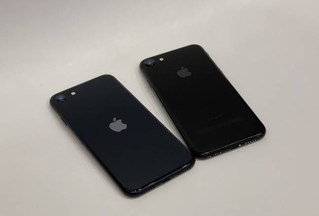 아이폰SE 3세대(왼쪽)와 아이폰7 / 사진=백유진 기자 byj@