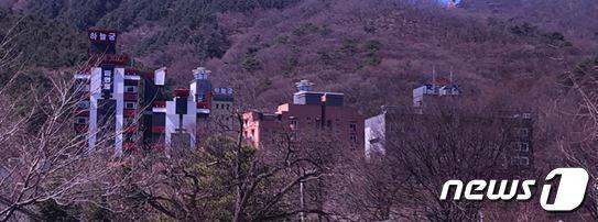 경기 양주시 장흥면 석현리 일대에 허경영 국가혁명당 명예대표 측의 하늘궁 관련 건물들이 들어서고 있다. © 뉴스1 (사진=이상휼 기자)