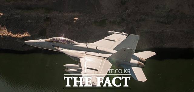 EA-18G '그라울러' 전자전기가 비행하고 있다./보잉