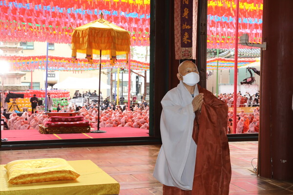 30일 서울 조계사에서 조계종 종정에 추대된 성파 스님이 대웅전에서 부처님을 향해 합장하고 있다. 조계종 제공