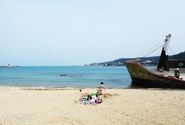 일광해수욕장은 기장을 대표하는 해변이다. 부산 도심에 비해 한적하게 바다 산책을 즐길 수 있다.