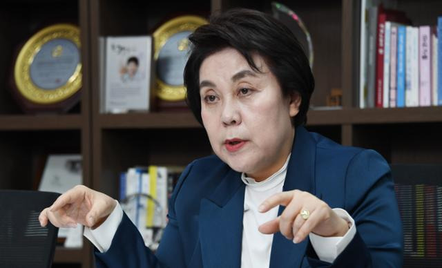 정춘숙 더불어민주당 의원이 29일 국회 의원회관에서 민주당의 쇄신 방향에 대한 입장을 밝히고 있다. 오대근 기자