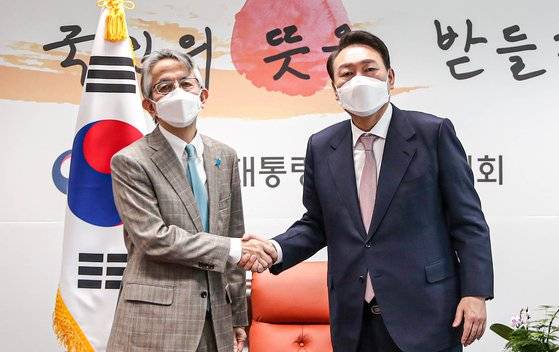 윤석열 대통령 당선인이 28일 오전 서울 종로구 통의동 제20대 대통령직인수위원회를 찾은 아이보시 고이치(相星孝一) 주한일본대사와 악수하는 모습. 연합뉴스.