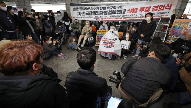 30일 오전 서울 종로구 지하철 3호선 경복궁역 탑승장에서 이형숙 서울시장애인자립생활센터협의회장이 삭발하고 있다. 연합뉴스