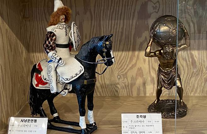 우크라이나의 전통 사냥꾼 인형과 조각상