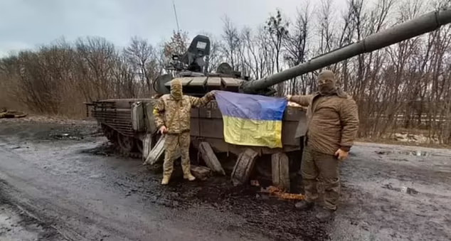우크라이나군은 키이우에서 동쪽으로 60㎞ 떨어진 루드니츠케 마을에서도 지난 27일 러시아군을 밀어내고 전차 3대와 병력수송 장갑차 1대를 추가로 획득했다.