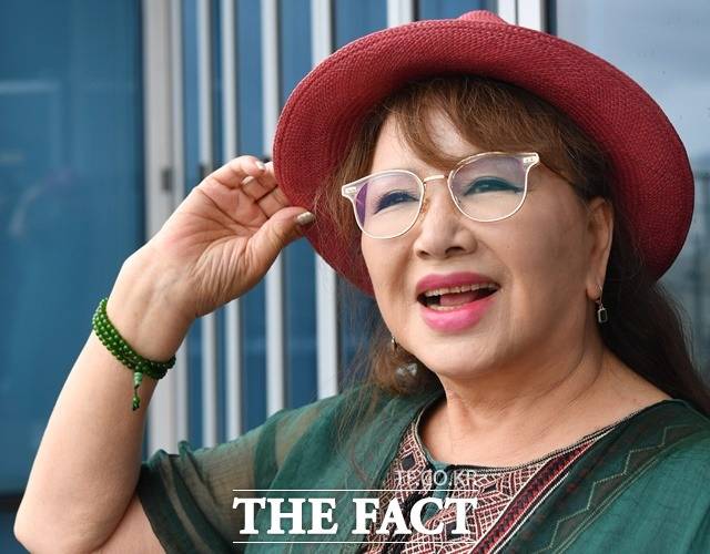 장미화의 인생곡은 MBC 악단장 출신인 여대영 씨가 작곡한 '안녕하세요'다. 73년 데뷔곡 '안녕하세요'가 폭발한데 이어 같은 앨범에 있던 '헬로아' '어떻게 말할까' 등이 동시에 히트하면서 70~80년대 남성팬들의 우상이었고, 주체할 수 없는 인기에 드라마와 영화, 뮤지컬배우로도 활동했다. /남윤호 기자