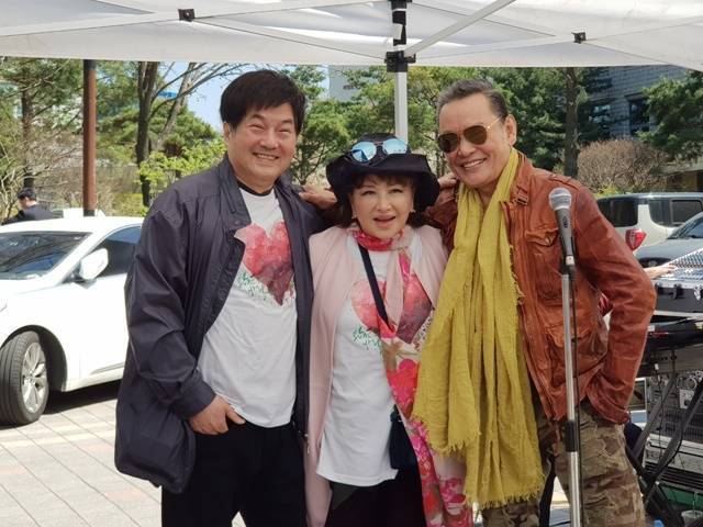 장미화(가운데)는 79년 결혼하며 가요계를 떠나기까지 모두 6장의 앨범(LP)을 냈다. 배우 한지일(왼쪽)과 3년전 세상을 떠난 고 하용수(오른쪽)는 데뷔 이후 반세기 가까이 돈독한 우정을 나눈 절친 사이다. /한지일 SNS