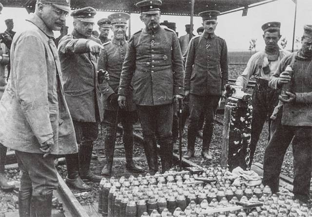 프리츠 하버는 화학자로서의 재능을 살려 전쟁에 보탬이 되려고 했다. 프리츠 하버(왼쪽에서 두번째)가 제1차세계대전 당시 독일 군인들에게 화학 가스 개발을 지시하고 있다. 독일 막스플랑크협회 제공