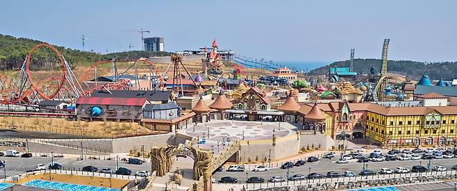 3월 31일 개장하는 롯데월드 어드벤처 부산. 부산 앞바다를 내다보는 기장군 기장읍 시랑리 오시리안 관광단지에 파크가 들어서 있다. 사진 롯데월드