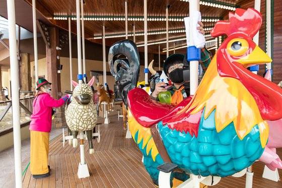 31일 개장하는 롯데월드 부산. 방역 담당 직원들이 놀이기구를 소독하고 있다. 사진 롯데월드