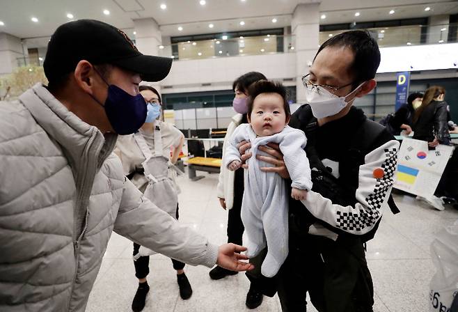 러시아의 우크라이나 침공으로 피란 길에 오른 우크라이나 고려인 동포들이 지난 30일 인천공항을 통해 입국했다. 아기와 함께 우크라이나 오데사에서 탈출한 한 동포가 인천공항에서 마중 나온 친구와 인사를 하고 있다. 연합뉴스