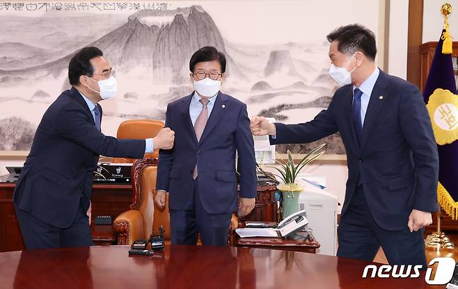 박홍근 더불어민주당 원내대표와 김기현 국민의힘 원내대표(오른쪽)가 30일 오전 서울 여의도 국회의장실에서 만나 박병석 국회의장(가운데)과 회동에 앞서 주먹인사를 나누고 있다. 2022.3.30/뉴스1 © News1 허경 기자