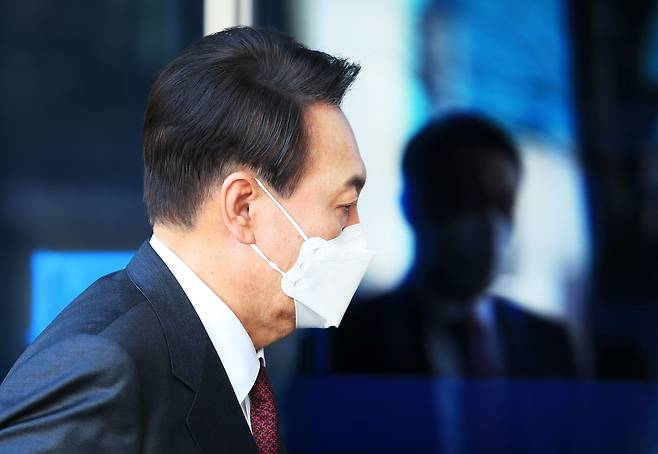 윤석열 대통령 당선인이 3월 29일 오후 외부 일정을 마친 뒤 서울시 통의동 대통령직 인수위원회 집무실로 들어가고 있다. / 연합뉴스