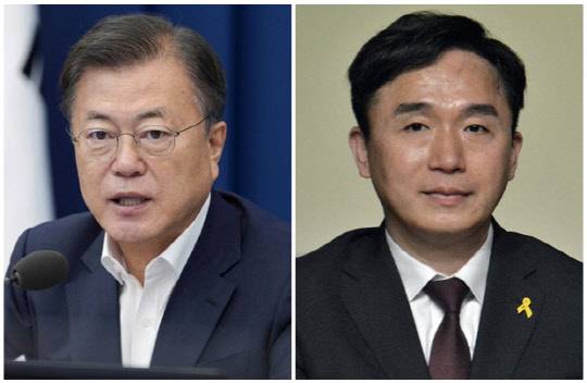 문재인 대통령(왼쪽)과 정철승 변호사. <연합뉴스>