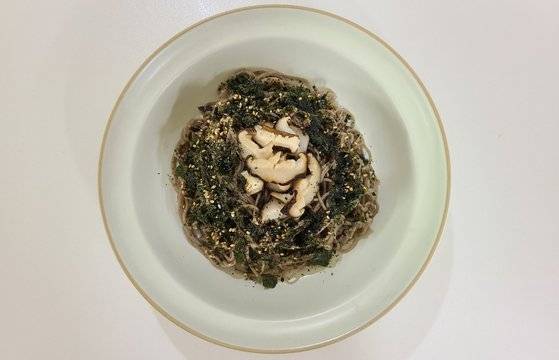 간장 양념이 들어간 들기름 막국수와는 또 다른 매력이 있는 들기름소금국수. 사진 이유석