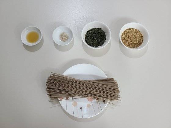 들기름소금국수의 재료들. 사진 이유석