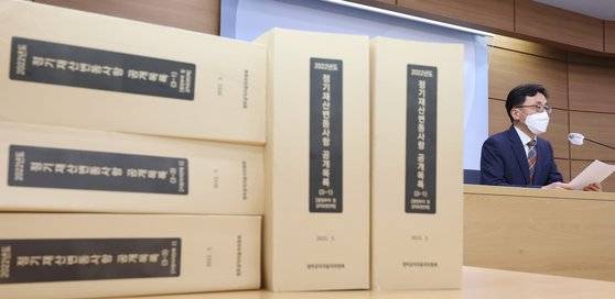 정부공직자윤리위원회 간사인 연원정 인사혁신처 윤리복무국장이 지난 30일 세종시 정부세종청사에서 22년 고위공직자 1천978명에 대한 정기 재산등록 및 변동사항을 브리핑하고 있다. [연합뉴스]