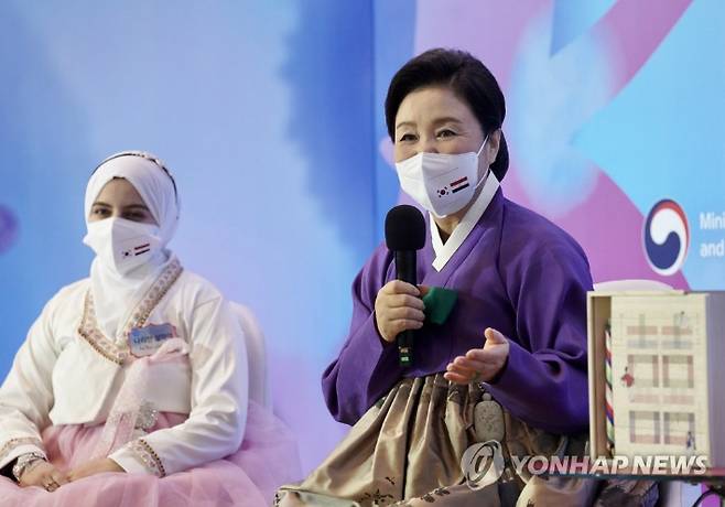 (카이로=연합뉴스) 서명곤 기자 = 김정숙 여사가 20일(현지시간) 이집트 카이로 한 호텔에서 열린 이집트 한국문화 홍보 전문가와의 간담회에서 발언하고 있다. 2022.1.21 seephoto@yna.co.kr 연합뉴스