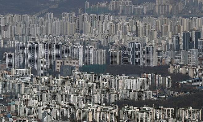 서울 송파구 롯데월드타워 서울스카이에서 바라본 도심 아파트 단지 모습. 뉴스1