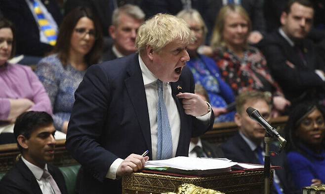 보리스 존슨 영국 총리가&nbsp;지난달 30일(현지시간) 하원에서 열린&nbsp;총리 질의응답(PMQ)에서 발언하고 있다. 런던=AP연합뉴스