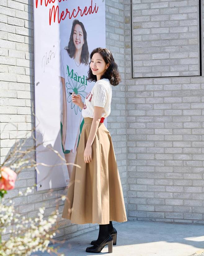 Actor Kim Go-eun has recently reported on the spring day.On the afternoon of the afternoon, Kim Go-eun posted a picture on his instagram without any explanation.In the open photo, Kim Go-eun poses in front of the banner where his photo is hanging.His smile in a white short-sleeved knit in an ivory long skirt seems to resemble the sunshine of spring.Netizens responded It is so beautiful, It looks good in clothes and It is fresh.On the other hand, Kim Go-eun, who was born in 1991 and is 31 years old, is about to unveil the Tving original drama Yumis Cells Season 2 and Little Girls.Photo: Kim Go-eun Instagram