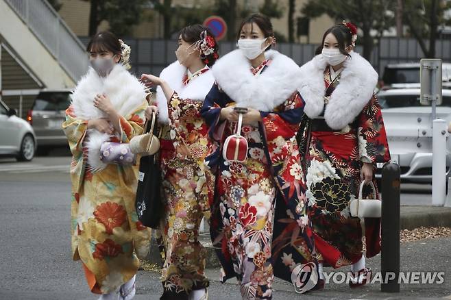 기모노 차림으로 성인식 참석하는 일본 여성들 (요코하마 AP=연합뉴스) 일본 성년의 날인 1월 10일 요코하마에서 올해 20살을 맞은 여성들이 전통 의상인 기모노를 입은 채 거리를 걸어가고 있다. 일본에서는 매년 1월 둘째 주 월요일을 성년의 날로 기념하고 있다. 2022.1.10 leekm@yna.co.kr