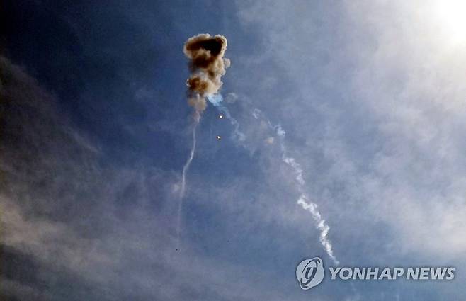 사천 공군 훈련기 충돌 순간 (사천=연합뉴스) 1일 오후 1시 37분께 공군 제3훈련비행단에서 이륙한 KT-1 훈련기 2대가 비행기지 남쪽 약 6km 지점 상공에서 공중충돌해 추락했다. 이 사고로 학생조종사 등 탑승자 4명이 전원 순직했다. 
    사진은 훈련기 사고 당시 충돌 여파로 인해 훈련기에서 검은 연기가 퍼지는 모습. 2022.4.1 [곽범씨 제공. 재판매 및 DB 금지] home1223@yna.co.kr