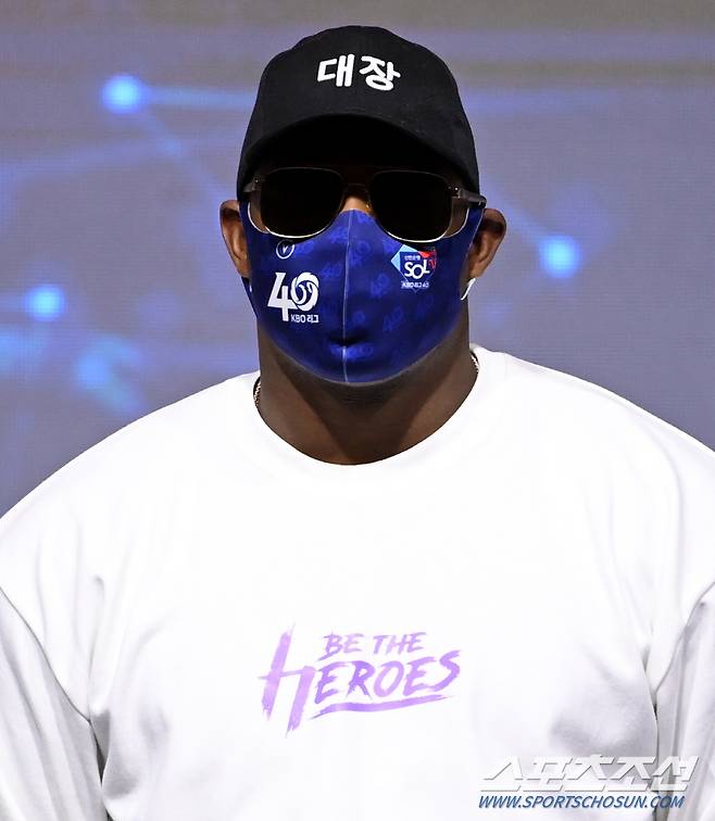 2022 KBO 미디어데이가 31일 서울 그랜드하얏트 그랜드볼룸에서 열렸다. 10개 구단 감독들을 비롯해 KT 박병호-소형준, 두산 김재환-호세 페르난데스, 삼성 오승환-구자욱, LG 박해민-임찬규, 키움 이정후-푸이그, SSG 추신수-김광현, NC 양의지-손아섭, 롯데 이대호-박세웅, KIA 나성범-김도영, 한화 하주석-노시환 등이 참석했다. 인사를 하는 키움 푸이그의 모습. 허상욱 기자wook@sportschosun.com/2022.03.31/