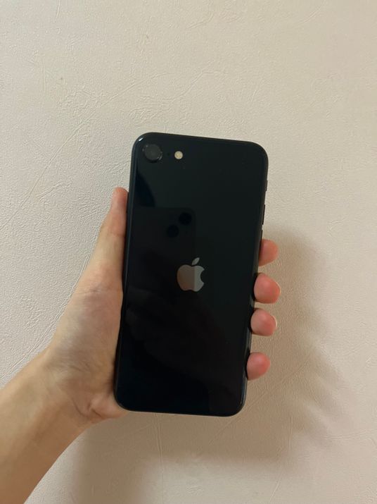 애플 아이폰SE3 미드나이트 컬러.ⓒ데일리안 최은수 기자