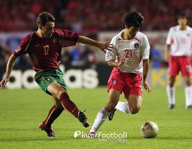 사진 설명. 2002년 당시 박지성과 경합 중인 파울루 벤투 현 대한민국 축구대표팀 감독