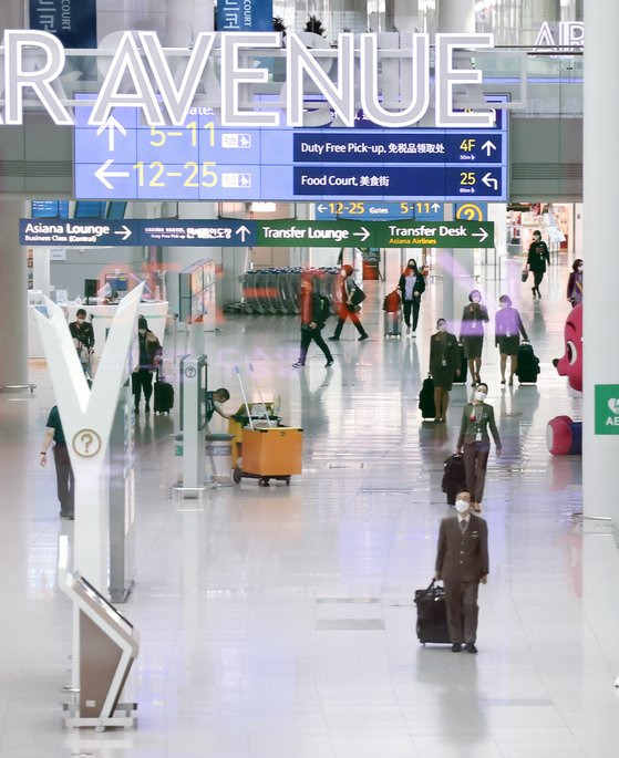 지난달 27일 오전 인천국제공항 제1터미널에서 면세구역 모습.   정부가 지난 11일부터 코로나19 백신 접종을 마친 입국자의 격리 의무를 면제한다고 밝힌 이후 국내 주요 여행사의 상품 판매량이 눈에 띄게 늘었다. 연합뉴스