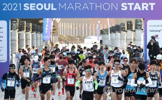 서울 송파구 올림픽공원에서 열린 2021 서울국제마라톤 대회에서 참가 선수들이 출발하고 있다. [연합뉴스 자료사진]