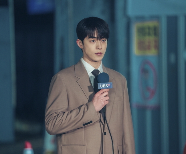 Twenty five Twinty one released Last Watch Point # 3.TVNs Saturday drama Twenty Five Twenty One (played by Kwon Do-eun/directed by Jung Ji-hyun and produced by Kim Seung-ho/produced Hwa-An-Dam Pictures) is a drama depicting the wandering and growth of youths who were deprived of their dreams in the 1998 era.The narrative of flame youths who stimulate emotions with coolness and empathy, and the perfect customization of actors such as Kim Tae-ri - Nam Ju-hyuk - Kim Ji-yeon (Bona) - Choi Hyun-wook - Lee Joo-myeong, combined with the perfect customization of Youth Kemi, I realized my untouchable grip.In particular, the last broadcast showed the Fencing Empress Na Hee-ri and UBS news anchor Lee Jin (Nam Joo-hyuk), who won gold medals for the third consecutive time in 2009, conducting an interview, raising expectations for the final ending.I looked at three points of last-minute observation that I can not miss what the sweet daily life of Na Hee-do, Lee Jin, and Baekdo Couple, who became lovers, will be.# Lee Jin, Na Hee-do, scene of Bosingak in 2001In the 15th episode to be broadcast on the 2nd (Today), the monumental moment of 2001, which finally became the Twenty Five back Lee Jin and Twenty Hana Na Hee-do, is being captured, causing anticipation and excitement.Following the millennium in 2000, when the century changed, it also included Na Hee-do and Lee Jin, who welcomed the Bosingak bell again.In the open steel, Lee Jin vividly conveys the situation of the Bosingak bell scene in 2001, and then heads to the beautiful night view with Na Hee-do waiting for them, and faces each other with sparkling eyes.Following the start of the countdown, the bells of Bosingak are ringing, and attention is focused on how the two people who open a new year with a happy expression will be drawn.# Na Hee-do, I witnessed the reporting scene of the back Lee Jin with my eyes and stopped as it was.# Lee Jin, Na Hee, a blanket hug accompanied by support and comfort for each otherNa Hee-do and Lee Jin have been growing together with each other every time they face frustration, giving heartfelt support and echoing comfort to each other.When they faced misunderstandings and conflicts, when they were suffering from self-defeating, they exchanged encouragement and raised each other and experienced miracles that occurred.In the meantime, Na Hee-do and Lee Jin are lying down and delivering support from the deepest cheers, making the viewers warm.From deep trust and faith, the words of comfort with love are paying attention to what it will be.