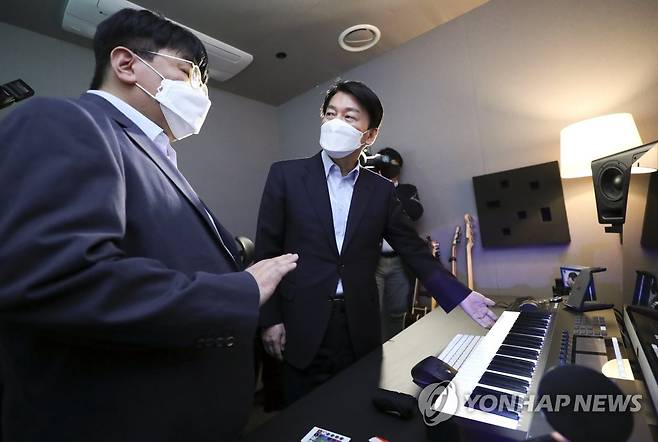 하이브 본사 찾은 안철수 인수위원장 (서울=연합뉴스) 한종찬 기자 = 안철수 인수위원장이 2일 서울 용산구 하이브 본사를 찾아 방시혁 하이브 의장의 설명을 들으며 작업실을 둘러보고 있다. 2022.4.2 [공동취재] photo@yna.co.kr
