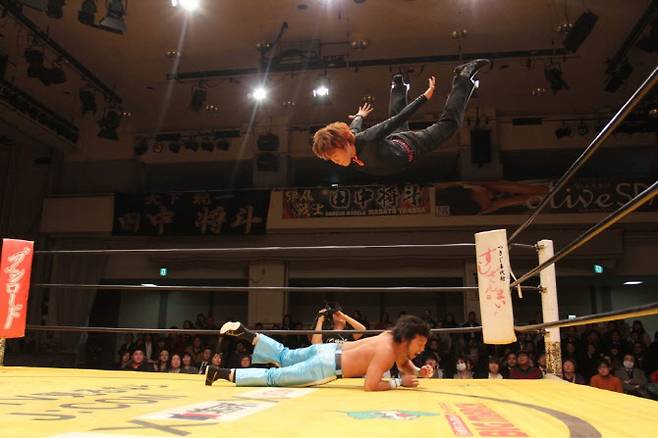 한국 프로레슬링 에이스 조경호의 일본 활약 시절 경기 장면.
