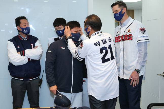 두산 김태형(가운데) 감독과 박철순이 2일 잠실구장에서 열린 한화와 개막전을 앞두고 구단 사무실에서 만나 인사를 나누고 있다. 제공=두산 베어스