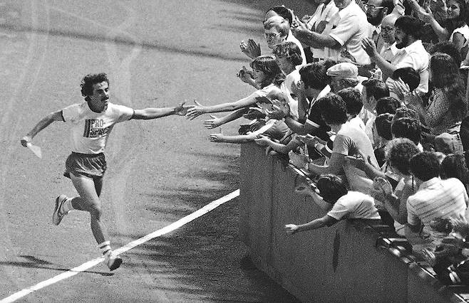 1978년 마라톤 선수 데이브 맥길리브레이가 스펙스 런닝화와 프로스펙스 티셔츠를 입고 미국 대륙을 횡단하던 모습. /조선일보DB