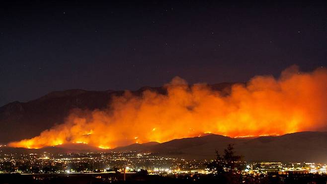 2020년 7월 일어난 대형 산불 ‘애플 파이어’에 미국 캘리포니아주 보몬트 지역이 불타고 있다. 위키피디아 제공