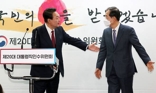 윤석열 대통령 당선인(왼쪽)이 3일 서울 통의동 대통령직인수위원회 기자회견장에서 새 정부 초대 국무총리 후보로 지명한 한덕수 전 총리를 소개하고 있다. [이승환 기자]