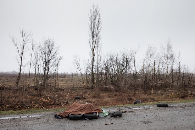 키이우 외곽 20km 지점 고속도로에서는 벌거벗은 여성 등 4~5명의 민간인 시신이 발견됐습니다. 우크라이나 국방부는 “러시아 야만인들은 길가에서 시신을 바로 불태우려 했다”고 비판했습니다.