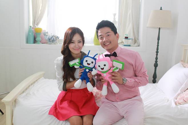 Comedian Kim Jun-ho and Kim Ji-min acknowledged their devotion, and Kim Ji-min mentioned Kim Jun-ho in the past broadcast.Kim Jun-ho Kim Ji-min is famous for his friendship in the gag world.Kim Ji-min won the Best Comedy Award at the KBS Entertainment Awards in 2014. Kim Ji-min said in his award testimony, Full House is the first entertainment.There were many teams who shared everything like family. Many staff members hid the human condition. I would like to honor them. I hope you will be strong, he added, adding that he would turn the honor of this award to Kim Jun-ho.Kim Ji-min, who appeared in MBCs three-wheel show, said that he had been harshly obscure for four years and had been offered a sexy photo shoot for 30 million won at the time.He confessed that Kim Jun-ho had become a great force when he was resting because he was unintentionally out of work.Kim Jun-ho was caught in the province, so Park and I asked him to come with me. Kim Jun-ho is the main MC, and we only helped.After the event, they gave 500,000 won for each event. Kim Ji-min said, I heard from the manager later that the event cost was 1 million won that day. Kim Jun-ho revealed that he had taken his juniors instead of his share.Kim Ji-min also appeared on KBS2s Story Show Tapping and Disclosured the past that Kim Jun-ho saw her as a woman.Kim Ji-min, who appeared as a special guest in The Tapping, where Kim Jun-ho appeared as a mentor, said, When I was a Comedian aspiring, I met Kim Jun-ho.My senior advised me about gags and bought me beef, he said.He said, I asked him what kind of heart he bought beef last year, and he said he bought me as a woman. Kim Jun-hos self-interest was disclosure and laughed.Kim Ji-min, who appeared on MBC Everlon Korean Foreigners last year, started the game by referring to the name of Kim Jun-ho who appeared on the same broadcast.I want to marry while having a little mature relationship, he said, when asked by MC Kim Yong-man, I dont hear a lot about why I dont get married.Kim Ji-min said, I like the soft style, and said, I can give you a look without visualization, and if I lead, I will follow it (I like people).On the other hand, Kim Jun-ho and Kim Ji-mins agency JDB Entertainment acknowledged the fact of their relationship in a telephone conversation with  on the 3rd.JDB Entertainment said, Kim Jun-ho and Kim Ji-min, who are members of the same agency, are continuing serious meetings.The two men are known to have started dating recently as a close gag junior.Whenever Kim Jun-ho had a hard time, the comfort of his junior Kim Ji-min was a great strength, and the two people who had good feelings continued their relationship as seniors and juniors, and they have developed into a couple since recently, an agency official added.As a public figure, I will try to make you look better and a model for you, the agency said. I would like to ask for your support so that we can continue our good meeting.Kim Jun-ho, who made her debut as a Comedian on KBSs 14th bond in 1999, married in 2006, but divorced in 2018.Since then, he has been working on sublimating his divorce facts into gags in SBS entertainments Shoes naked and Dolsing Forman and Ugly Were.Kim Ji-min made his debut as a comedian for KBS 21 in 2006 and announced his name as Beauty Gag Woman.Recently, I made a house for my mother in the East Sea and collected a topic with outstanding sincerity.