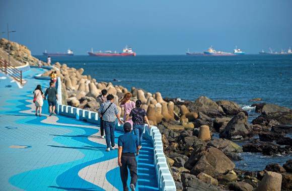 부산 영도구 흰여울마을 갈맷길. 시는 최근 시민들이 일상 속에서 해안 등 수변을 즐길 수 있도록 하겠다는 내용 등을 담은 '2040년 부산도시기본계획'을 발표했다. /부산시