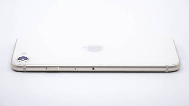 크기와 규격은 기존 아이폰 SE 2세대 및 아이폰 8과 동일하다. 출처=IT동아