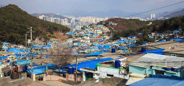 부산 부산진구, 동구에 걸쳐 있는 안창마을 전경. 부산진구청 제공