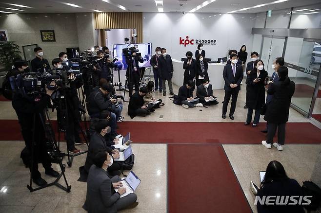 [서울=뉴시스] 배훈식 기자 = 한덕수 국무총리 후보자가 4일 오전 서울 종로구 한국생산성본부 빌딩에 마련된 청문회 준비단 사무실로 첫 출근을 하며 취재진의 질문에 답하고 있다. (공동취재사진) 2022.04.04. photo@newsis.com