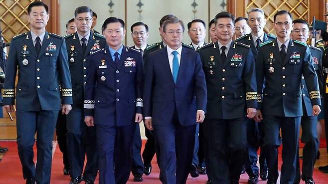 문재인 대통령을 뒤따르는 군 지휘부. 이들 중 김용현 전 본부장의 부름을 받고 야당 캠프에 투신해 김용현 라인으로 통하는 인물도 있다.