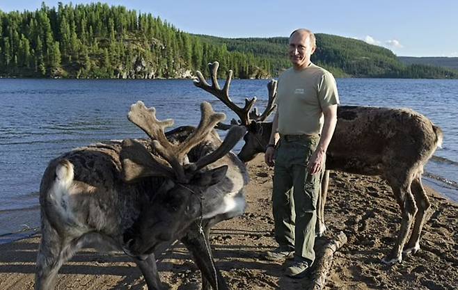 2013년 시베리아 지역에 있는 티바공화국에서 사슴과 함께 사진을 찍은 블라디미르 푸틴 러시아 대통령